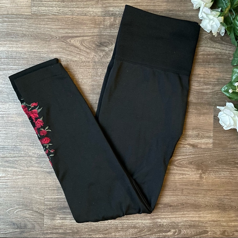 Black Leggings With Embroidered Roses